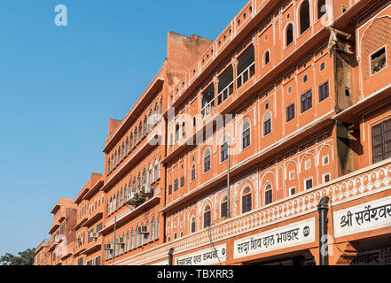 Façades de maisons roses dans la vieille ville de Jaipur, Rajasthan, Inde Banque D'Images