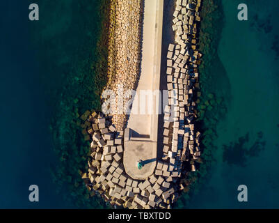 Vue aérienne drone d'un brise-lames et d'un phare à Denia, Espagne port Banque D'Images