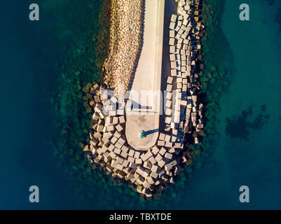 Vue aérienne drone d'un brise-lames et d'un phare à Denia, Espagne port Banque D'Images