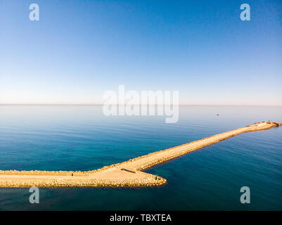 Vue aérienne drone d'un brise-lames et d'un phare à Denia, Espagne port Banque D'Images