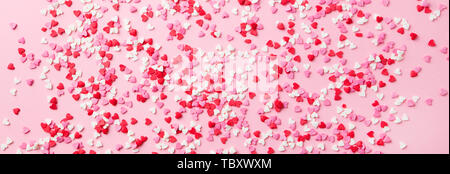 Coeurs de sucre sur fond rose. Romantique, St Valentines Day concept. Vue d'en haut. Banque D'Images