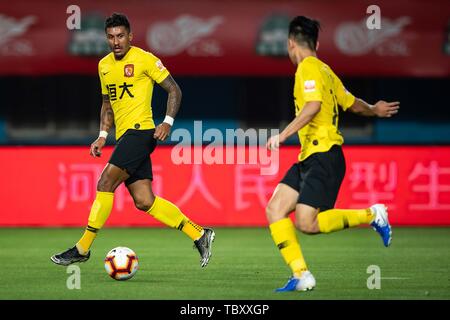 Joueur de football brésilien Paulinho du Guangzhou Evergrande Henan Jianye Taobao dribbles contre dans leur 12e match au cours de l'Association de football chinoise 2019 Super League (CSL) dans la ville de Zhengzhou, province du Henan en Chine centrale, 2 juin 2019. Guangzhou Evergrande Henan Jianye Taobao défait 5-2. Banque D'Images