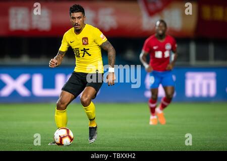 Joueur de football brésilien Paulinho du Guangzhou Evergrande Henan Jianye Taobao dribbles contre dans leur 12e match au cours de l'Association de football chinoise 2019 Super League (CSL) dans la ville de Zhengzhou, province du Henan en Chine centrale, 2 juin 2019. Guangzhou Evergrande Henan Jianye Taobao défait 5-2. Banque D'Images