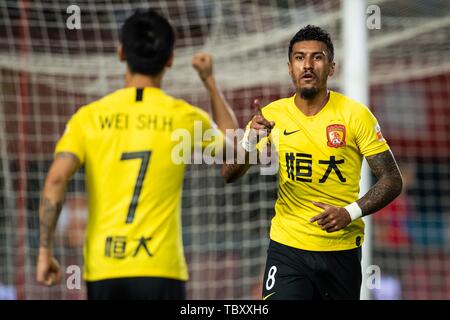 Joueur de football brésilien Paulinho du Guangzhou Evergrande Taobao célèbre après avoir marqué contre le Henan Jianye dans leur 12e match au cours de l'Association de football chinoise 2019 Super League (CSL) dans la ville de Zhengzhou, province du Henan en Chine centrale, 2 juin 2019. Guangzhou Evergrande Henan Jianye Taobao défait 5-2. Banque D'Images