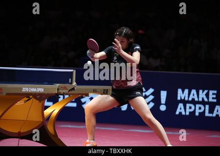 Meng Chen de Chine renvoie un shot à Wang Manyu de Chine dans le dernier match de simple féminin au cours de la Seamaster 2019 World Tour de l'ITTF Open de Chine de platine dans la ville de Shenzhen, province du Guangdong en Chine du Sud, 2 juin 2019. No 2 Chen Meng détrôné le champion Wang Manyu 4-1 (11-3, 8-11, 11-9, 11-9, 11-7) pour prendre le titre féminin à l'ITTF Chine Ouvert le dimanche. Banque D'Images