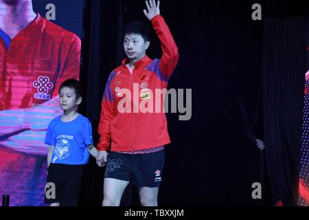 Ma longue de la Chine pose après avoir battu Lin Gaoyuan de Chine dans le dernier match de simple masculin au cours de la Seamaster 2019 World Tour de l'ITTF Open de Chine de platine dans la ville de Shenzhen, province du Guangdong en Chine du Sud, 2 juin 2019. Vétéran chinois Ma Long balayé No 2 Lin Gaoyuan 4-0 (12-10, 11-6, 11-5, 11-4) de gagner un 28e record masculin titre à l'Open de Chine ITTF le dimanche. Banque D'Images