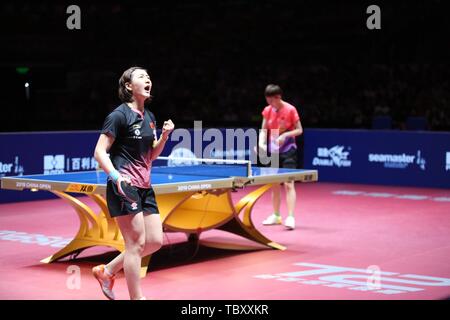 Meng Chen de Chine célèbre après avoir battu Wang Manyu de Chine dans le dernier match de simple féminin au cours de la Seamaster 2019 World Tour de l'ITTF Open de Chine de platine dans la ville de Shenzhen, province du Guangdong en Chine du Sud, 2 juin 2019. No 2 Chen Meng détrôné le champion Wang Manyu 4-1 (11-3, 8-11, 11-9, 11-9, 11-7) pour prendre le titre féminin à l'ITTF Chine Ouvert le dimanche. Banque D'Images