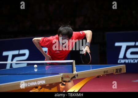 Lin Gaoyuan de Chine renvoie un shot de ma longue de la Chine dans le match final du masculin au cours de la Seamaster 2019 World Tour de l'ITTF Open de Chine de platine dans la ville de Shenzhen, province du Guangdong en Chine du Sud, 2 juin 2019. Vétéran chinois Ma Long balayé No 2 Lin Gaoyuan 4-0 (12-10, 11-6, 11-5, 11-4) de gagner un 28e record masculin titre à l'Open de Chine ITTF le dimanche. Banque D'Images