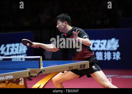 Ma longue de la Chine renvoie un shot de Lin Gaoyuan de Chine dans le dernier match de simple masculin au cours de la Seamaster 2019 World Tour de l'ITTF Open de Chine de platine dans la ville de Shenzhen, province du Guangdong en Chine du Sud, 2 juin 2019. Vétéran chinois Ma Long balayé No 2 Lin Gaoyuan 4-0 (12-10, 11-6, 11-5, 11-4) de gagner un 28e record masculin titre à l'Open de Chine ITTF le dimanche. Banque D'Images