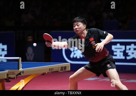 Ma longue de la Chine renvoie un shot de Lin Gaoyuan de Chine dans le dernier match de simple masculin au cours de la Seamaster 2019 World Tour de l'ITTF Open de Chine de platine dans la ville de Shenzhen, province du Guangdong en Chine du Sud, 2 juin 2019. Vétéran chinois Ma Long balayé No 2 Lin Gaoyuan 4-0 (12-10, 11-6, 11-5, 11-4) de gagner un 28e record masculin titre à l'Open de Chine ITTF le dimanche. Banque D'Images