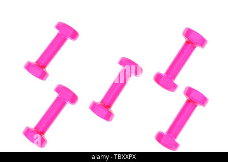 Haltère rose sur fond blanc avec copie espace, isolé. Mise en page créative pour l'équipement de conditionnement physique sport concept. Un style minimaliste, télévision lay, haut Banque D'Images