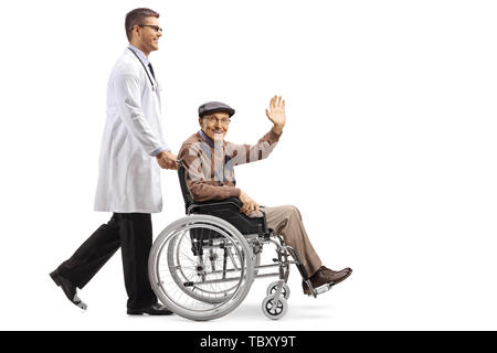 Longueur totale d'un jeune médecin homme poussant un homme assis dans un fauteuil roulant et en agitant isolé sur fond blanc Banque D'Images