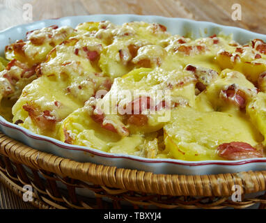 Tartiflette Poulet, Gratin de poulet Français Banque D'Images