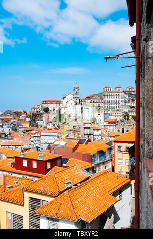 Une vue sur les toits de la vieille ville de Porto, au Portugal, en mettant en évidence le beffroi de l'Igreja de Nossa Senhora da Vitoria église dans l'arrière-plan Banque D'Images