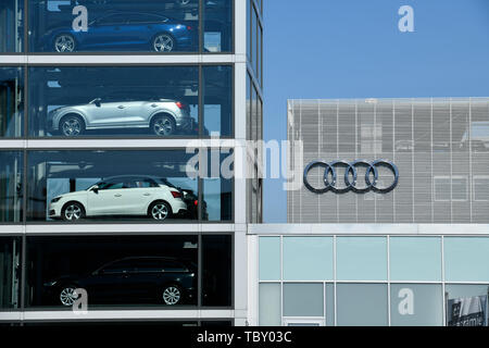 Centre Audi, Rudower avenue, eagle court, Treptow-Köpenick, Berlin, Allemagne, Audi Zentrum, Rudower Chaussee, Adlershof, Deutschland Banque D'Images