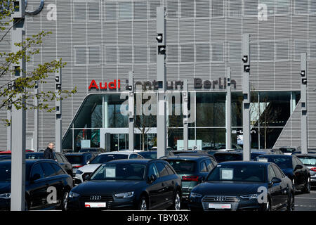 Centre Audi, Rudower avenue, eagle court, Treptow-Köpenick, Berlin, Allemagne, Audi Zentrum, Rudower Chaussee, Adlershof, Deutschland Banque D'Images