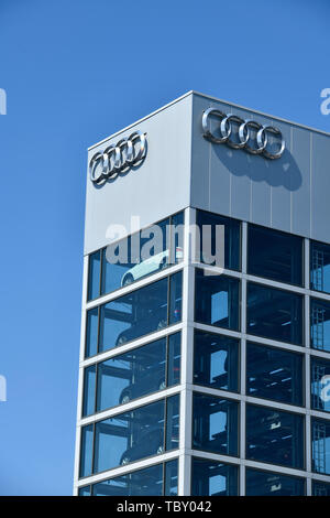 Autotower, Audi Center, Rudower avenue, eagle court, Treptow-Köpenick, Berlin, Allemagne, Autoturm, Audi Zentrum, Rudower Chaussee, Adlershof, Deutschla Banque D'Images