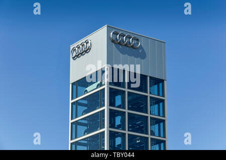 Autotower, Audi Center, Rudower avenue, eagle court, Treptow-Köpenick, Berlin, Allemagne, Autoturm, Audi Zentrum, Rudower Chaussee, Adlershof, Deutschla Banque D'Images