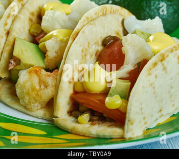 Chou-fleur rôti et de lentilles Sauce Chipotle crémeuse avec Tacos Banque D'Images