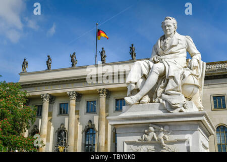 Statue, Alexander von Humboldt, bâtiment principal, l'Université Humboldt, en vertu de la tilleuls, milieu, Berlin, Allemagne, Hauptgebäude, Humboldtuniversität Banque D'Images