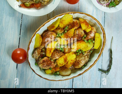 Le poulet Vesuvio une poêle avec des pommes de terre, ail, pois mange-tout , la cuisine italo-américaine, un assortiment de plats internationaux classiques, vue du dessus. Banque D'Images