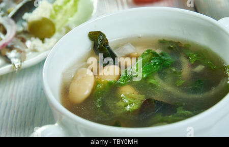 Soupe de haricots et de scarole, cuisine italo-américaine traditionnelle, des plats variés, vue du dessus. Banque D'Images