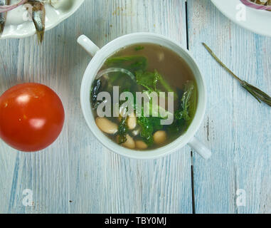 Soupe de haricots et de scarole, cuisine italo-américaine traditionnelle, des plats variés, vue du dessus. Banque D'Images