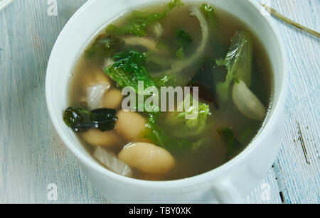 Soupe de haricots et de scarole, cuisine italo-américaine traditionnelle, des plats variés, vue du dessus. Banque D'Images