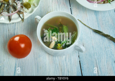 Soupe de haricots et de scarole, cuisine italo-américaine traditionnelle, des plats variés, vue du dessus. Banque D'Images