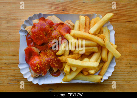 Saucisses grillées avec des frites, Konnopke's snack, Schönhauser avenue, Prenzlauer montagne, Pankow, Berlin, Allemagne, Currywurst mit Pommes, Konnopke's Imbi Banque D'Images