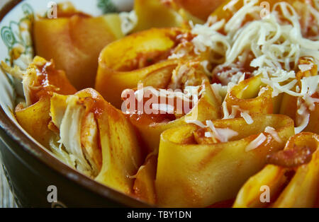 Cuire les pâtes paccheri avec sauce à la viande - Paccheri al forno Banque D'Images