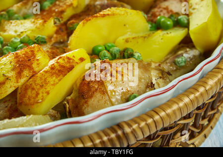 Le poulet Vesuvio une poêle avec des pommes de terre, ail, pois mange-tout , la cuisine italo-américaine, un assortiment de plats internationaux classiques, vue du dessus. Banque D'Images
