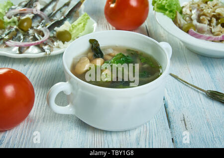 Soupe de haricots et de scarole, cuisine italo-américaine traditionnelle, des plats variés, vue du dessus. Banque D'Images