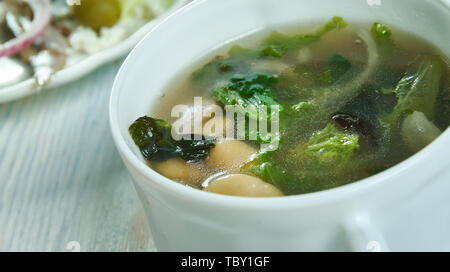 Soupe de haricots et de scarole, cuisine italo-américaine traditionnelle, des plats variés, vue du dessus. Banque D'Images