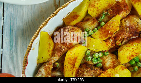 Le poulet Vesuvio une poêle avec des pommes de terre, ail, pois mange-tout , la cuisine italo-américaine, un assortiment de plats internationaux classiques, vue du dessus. Banque D'Images