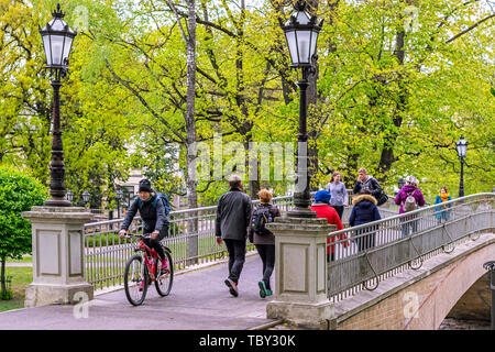 Riga, Lettonie, 02 mai : les touristes et les gens de marcher sur la passerelle pour piétons dans le parc de la partie ancienne de Riga, le 02 mai 2019. Banque D'Images