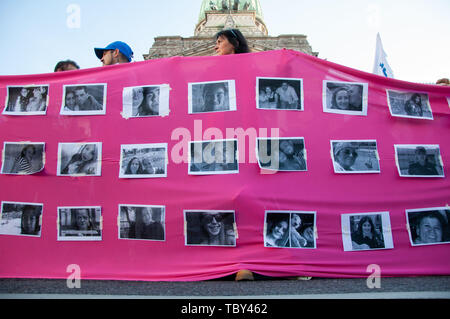 Buenos Aires, Argentine. 3 juin, 2019. Jun 3, 2019 - Buenos Aires, Argentine - quatre ans de la Ni una Menos le mouvement, de plus en plus de femmes souffrent de la violence de genre. Les dernières données ont montré qu'en 2018 il y avait 278 femmes assassinées. Le chiffre représente une augmentation de 10,7  % par rapport à la 251 enregistrés en 2017 fémicides. Une femme meurt victime d'un meurtre de toutes les 30 heures en Argentine. 278 des victimes de crimes de violence de genre. 255, victimes directes des fémicides -dont quatre ont été transfemicidios- et 23. fémicides lié 83  % des victimes avaient un lien précédent avec l'indiquer Banque D'Images