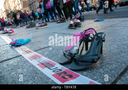 Buenos Aires, Argentine. 3 juin, 2019. Jun 3, 2019 - Buenos Aires, Argentine - quatre ans de la Ni una Menos le mouvement, de plus en plus de femmes souffrent de la violence de genre. Les dernières données ont montré qu'en 2018 il y avait 278 femmes assassinées. Le chiffre représente une augmentation de 10,7  % par rapport à la 251 enregistrés en 2017 fémicides. Une femme meurt victime d'un meurtre de toutes les 30 heures en Argentine. 278 des victimes de crimes de violence de genre. 255, victimes directes des fémicides -dont quatre ont été transfemicidios- et 23. fémicides lié 83  % des victimes avaient un lien précédent avec l'indiquer Banque D'Images