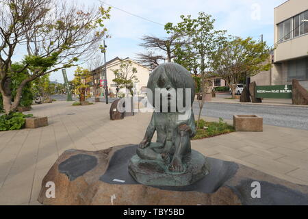 Une vue générale de la Mizuki Shigeru Road le 17 mai 2019, dans la préfecture de Tottori, Sakaiminato, au Japon. Sakaiminato était la maison d'enfance de Shigeru Mizuki mangaka et créateur de la série GeGeGe no Kitaro et de nombreux caractères Yokai. Credit : Yohei Osada/AFLO/Alamy Live News Banque D'Images