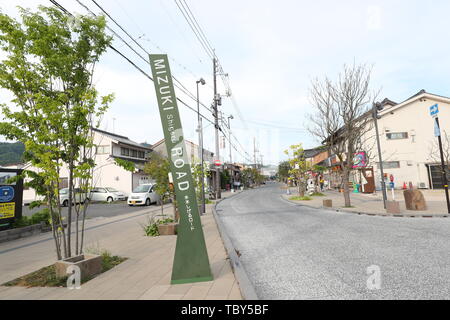 Une vue générale de la Mizuki Shigeru Road le 17 mai 2019, dans la préfecture de Tottori, Sakaiminato, au Japon. Sakaiminato était la maison d'enfance de Shigeru Mizuki mangaka et créateur de la série GeGeGe no Kitaro et de nombreux caractères Yokai. Credit : Yohei Osada/AFLO/Alamy Live News Banque D'Images