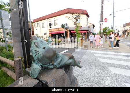 Une vue générale de la Mizuki Shigeru Road le 17 mai 2019, dans la préfecture de Tottori, Sakaiminato, au Japon. Sakaiminato était la maison d'enfance de Shigeru Mizuki mangaka et créateur de la série GeGeGe no Kitaro et de nombreux caractères Yokai. Credit : Yohei Osada/AFLO/Alamy Live News Banque D'Images