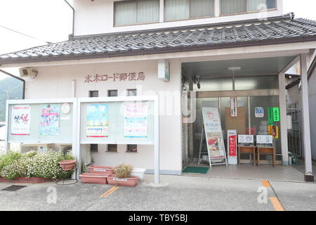 Une vue générale de la Mizuki Shigeru Road le 17 mai 2019, dans la préfecture de Tottori, Sakaiminato, au Japon. Sakaiminato était la maison d'enfance de Shigeru Mizuki mangaka et créateur de la série GeGeGe no Kitaro et de nombreux caractères Yokai. Credit : Yohei Osada/AFLO/Alamy Live News Banque D'Images