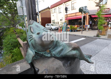 Une vue générale de la Mizuki Shigeru Road le 17 mai 2019, dans la préfecture de Tottori, Sakaiminato, au Japon. Sakaiminato était la maison d'enfance de Shigeru Mizuki mangaka et créateur de la série GeGeGe no Kitaro et de nombreux caractères Yokai. Credit : Yohei Osada/AFLO/Alamy Live News Banque D'Images