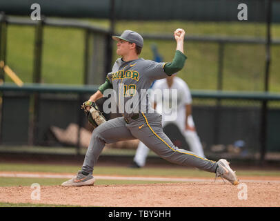 Los Angeles, CA, USA. 09Th Juin, 2019. Baylor pitcher (10) Ryan Leckich emplacements lors d'une élimination régionale de la NCAA match entre l'Ours et le Baylor à UCLA Bruins Jackie Robinson Stadium à Los Angeles, Californie. UCLA battre Baylor 11-6. (Crédit obligatoire : Juan Lainez/MarinMedia.org/Cal Sport Media) Credit : csm/Alamy Live News Banque D'Images