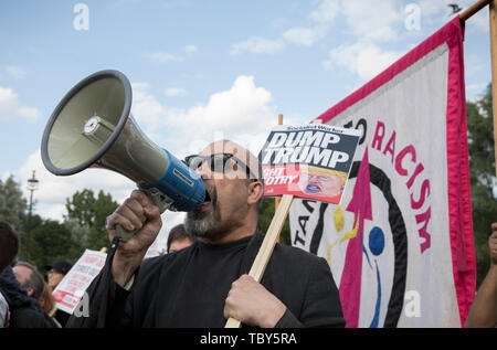 Londres, Royaume-Uni. 06Th Juin, 2019. Un homme parle sur un mégaphone au 'Festival de résistance" à l'extérieur de Buckingham Palace au cours d'une manifestation contre la visite de Donald Trump pour le Royaume-Uni. Credit : SOPA/Alamy Images Limited Live News Banque D'Images