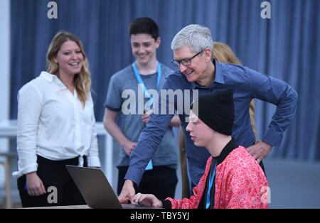 San Jose, États-Unis. 2 juin, 2019. Directeur général d'Apple Tim Cook (3L) communique avec une bourse gagnant de la Worldwide Developers Conference à San Jose Convention Center de San Jose, Californie, États-Unis, le 2 juin 2019. Credit : Wu Xiaoling/Xinhua/Alamy Live News Banque D'Images