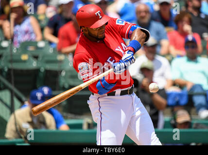 Juin 02, 2019 : les Rangers du Texas l'arrêt-court Elvis Andrus # 1 au bâton lors d'une après-midi entre le jeu MLB Royals de Kansas City et les Rangers du Texas à Globe Life Park à Arlington, TX Texas Kansas City défait 5-1 Albert Pena/CSM Banque D'Images