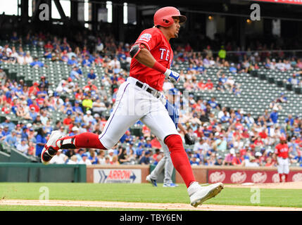 02 juin 2019, le joueur de premier but des Texas Rangers : Ronald Guzman # 11 Un après-midi jeu MLB entre le Kansas Ville Royal et les Texas Rangers à Globe Life Park à Arlington, TX Texas Kansas City défait 5-1 Albert Pena/CSM Banque D'Images