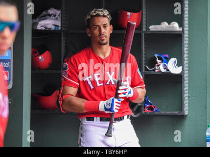 02 juin 2019, le joueur de premier but des Texas Rangers : Ronald Guzman # 11 prépare pour une chauve-souris à l'après-midi, dans un match entre la MLB Royals de Kansas City et les Rangers du Texas à Globe Life Park à Arlington, TX Texas Kansas City défait 5-1 Albert Pena/CSM Banque D'Images