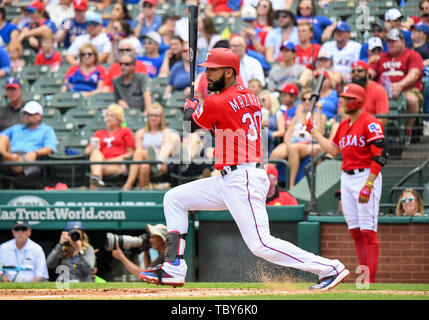 Juin 02, 2019 : Texas Rangers droit fielder Nomar Mazara # 30 à la batte d'après-midi, dans un match entre la MLB Royals de Kansas City et les Rangers du Texas à Globe Life Park à Arlington, TX Texas Kansas City défait 5-1 Albert Pena/CSM Banque D'Images